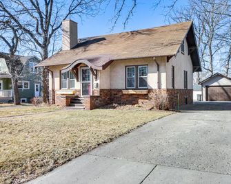 Spacious Detroit Lakes Home Walk to Downtown! - Detroit Lakes - Building