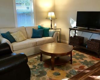 Newly remodeled, adorable 2 bedroom in Historic Folsom! - Folsom - Sala de estar
