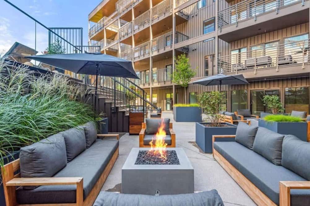 Luxury in The Gulch with Patio Pool Walk to Broadway - נאשוויל - פטיו