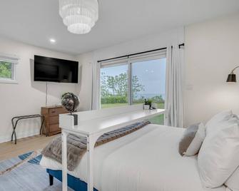 Charming Lakeside Breeze By The Lake - Port Hope - Bedroom