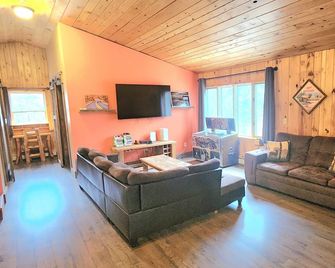 Little Horn Lodge w/bunk room near Lake Superior centrally located too explore! - Hancock - Sala de estar
