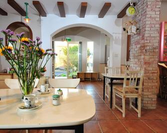 Sunnyrain Bed And Breakfast - Ruifang District - Dining room
