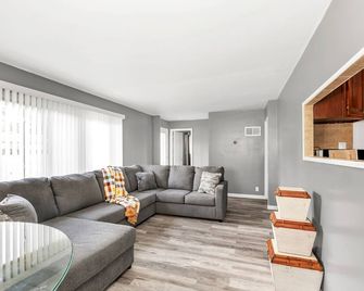 Cozy Retreat In Cincinnati 3 Bedroom Home by RedAwning - Cincinnati - Salon