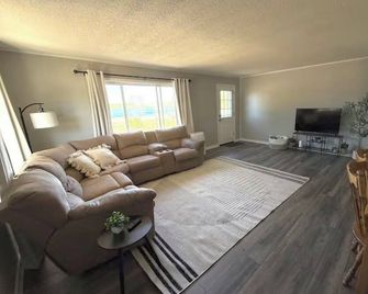 2 Bedroom near Hockey Arena, Mesabi Trail & Lake and McKinney Lake View - Grand Rapids - Soggiorno