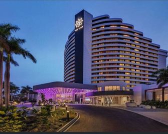 Deluxe Private Apartment and Studio - Ocean Views - Surfers Paradise - Building