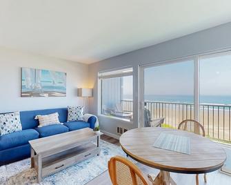 Beachy Keen - Newport - Living room