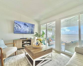 The Bay Retreat! Where The Magic Happens - Baytown - Living room