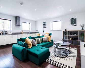 Modern 2 bed luxury Apartment - London - Living room