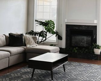 3 Bedroom Spacious Residential Home - Smithton - Living room