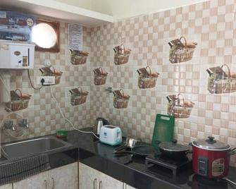 Nice great CoupleFriendly family rooms - Hyderabad - Kitchen