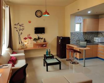 Come enjoy a relaxing stay in a home away from home at Greater Noida. - Greater Noida - Living room