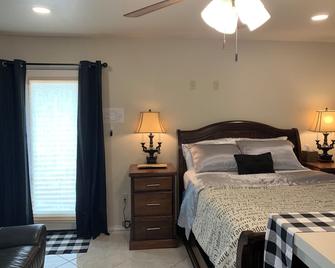 Peaceful & Private Studio #2 - Brownsville - Bedroom