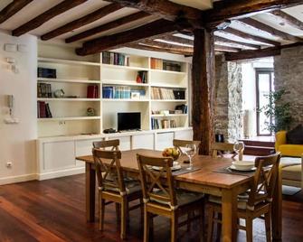 Central, Spacious and Authentic Family Apartment - San Sebastian - Ruang makan