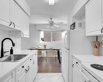 Newly Renovated Port Moody Condo - Port Moody - Kitchen