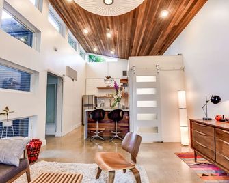 Location, style and space! - Midcentury Modern Home - Steps from Restaurant Row - Portland - Sala de estar