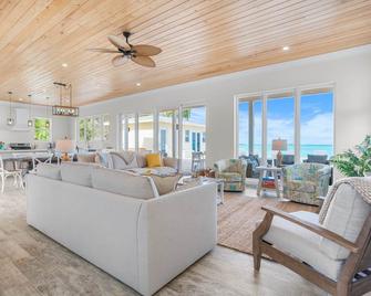 Boundless, Beachfront, walk on the beach to restaurants & cocoplum sandbars! - Steventon - Sala de estar