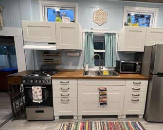 Tiny House/w outdoor cast-iron shower/tub - Seneca - Kitchen