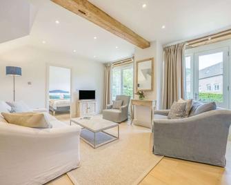 Grade II listed three bedroom holiday home in the Cotswolds - The Byre - Ampney Crucis - Sala