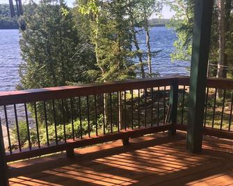 Quiet Getaway- Waterfront cottage - Kearney - Balcony