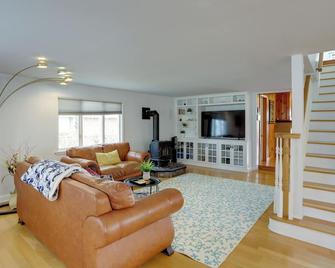 Spacious Lakefront House with Backyard Fire Pit - Monroe - Living room