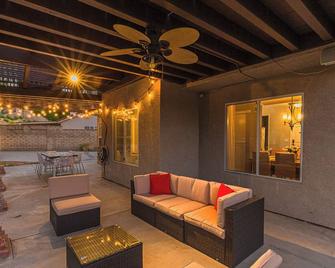 Paradise Getaway near Six Flags with Pool and BBQ! - Castaic - Patio
