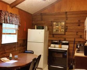 Cabin in the woods near Raystown Lake and Allegrippas Trail! - Huntingdon - Dining room