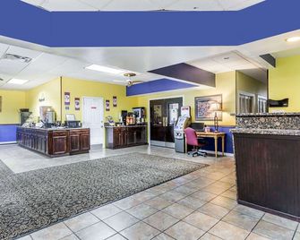 Days Inn by Wyndham Goldsboro - Goldsboro - Лоббі