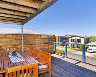 Seehuusli Swiss for Ocean House - Byo Linen - Apollo Bay - Balkon