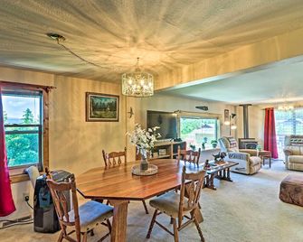 Cozy Montana Lake View Getaway - Fish and Hike! - Kalispell - Balcony
