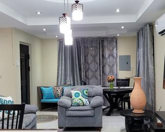 Travelholics Getaway - Piarco - Living room