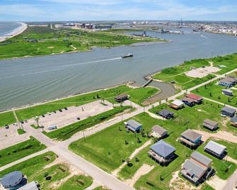 Surfside Retreat - Beautiful Views & Steps from the Beach! - Freeport - Vista del exterior