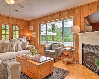 Candler Cabin with Deck and Mount Pisgah Views! - Candler - Ruang tamu