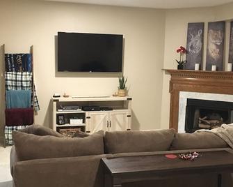Quiet & private 3-bedroom close to Arlington/DC - Falls Church - Living room