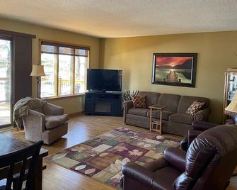 Beautiful views / Private Beach / Clean & comfortable cabin! - Shell Lake - Sala de estar