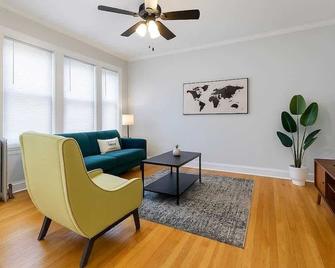 Cozy 1BR in Walkable Area - Chicago - Living room