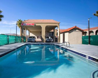 OYO Hotel Palmdale - Antelope Valley - Palmdale - Pool
