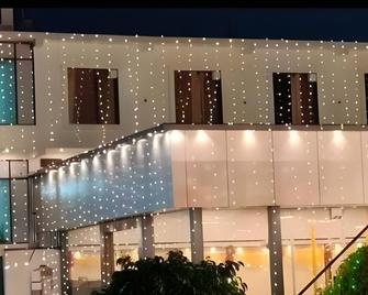 Hotel O Prem Kunj Acharya Narendra Dev Nagar - Faizābād - Edificio
