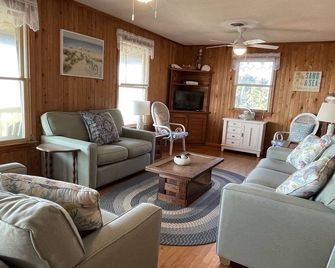 They Say It's All About The Location..Well Look No Further Than Time & Tide! - Hatteras - Living room