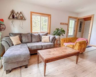 Charming 2-bedroom house with AC, WiFi in fabulous Blaeberry - Blaeberry - Living room