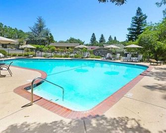 Elegant Napa Escape Walk to Wineries & Dining - Napa - Pool