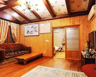 Palace in the Forest Pension - Seogwipo - Sala de estar