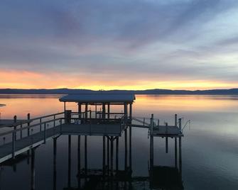 Beautiful 5 Bedroom, 3 bath waterfront home on Clearlake w/private hot tub - Nice - Außenansicht