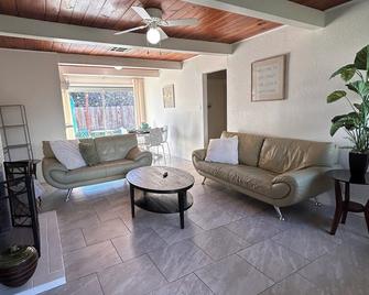 3 bed 2bath Pet friendly - Merced - Sala de estar
