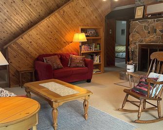 Spacious Family Cabin on tree lined property w/ Mount Hood & Mount Adams views! - Parkdale - Sala de estar