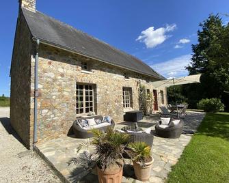 Nature vacations in the heart of Cotentin - Tamerville - Patio