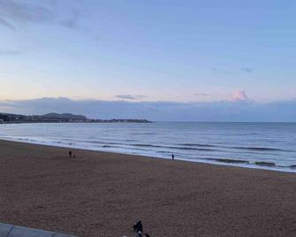 Luxury Modern 2Bed Seafront Apartment in Rhos on Sea - Colwyn Bay - Beach