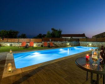 Skandalis Traditional Suites - Chorafakia - Piscina