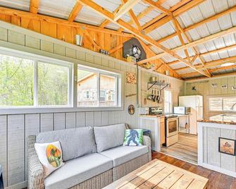 Secluded On 10 Acres Livingston Getaway - Livingston - Living room