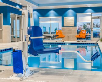Hampton Inn by Hilton Bedford IN - Bedford - Zwembad