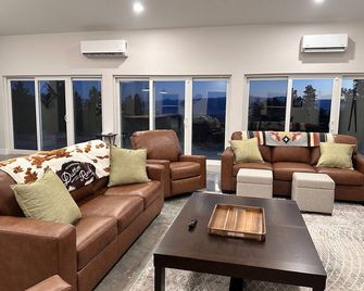 Expansive mountain panoramas with 3 Bed / 3 Bath and Great Room for Entertaining - Florence - Sala de estar